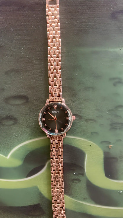 Women's alloy quartz watch in black with 40mm case, 9mm thick, 230mm band, quartz movement for daily accuracy