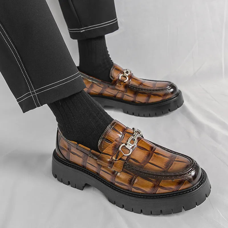 Men's crocodile pattern leather platform loafers in British style with flat heel
