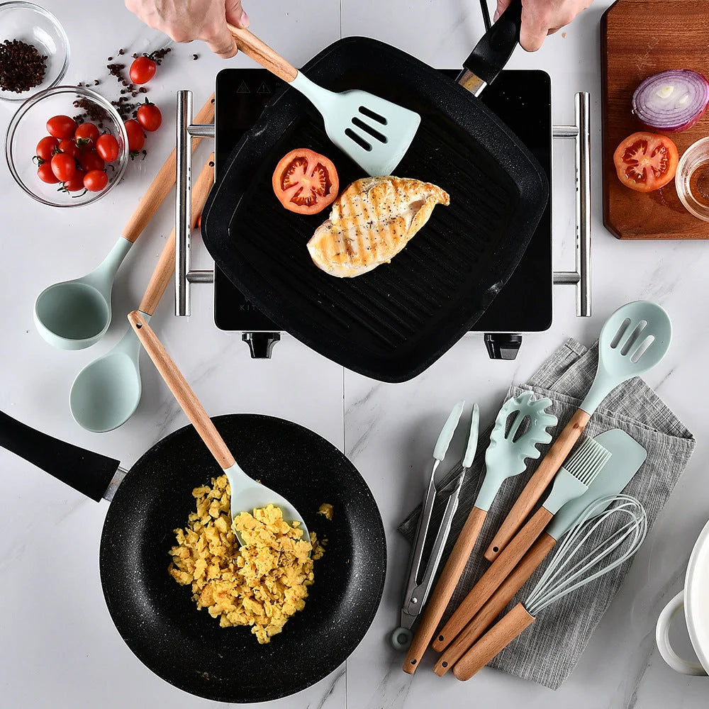 Silicone kitchenware set with wooden handle, heat resistant up to 230°C