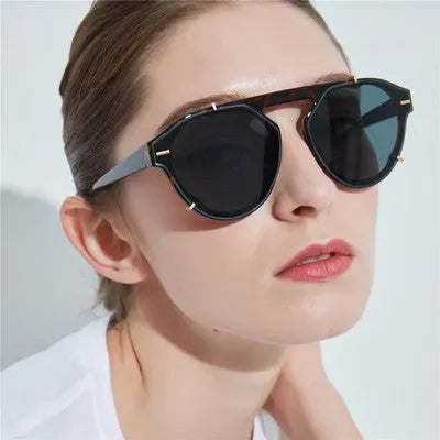 Women's vintage sunglasses with PC frame and AC lens in transparent colour