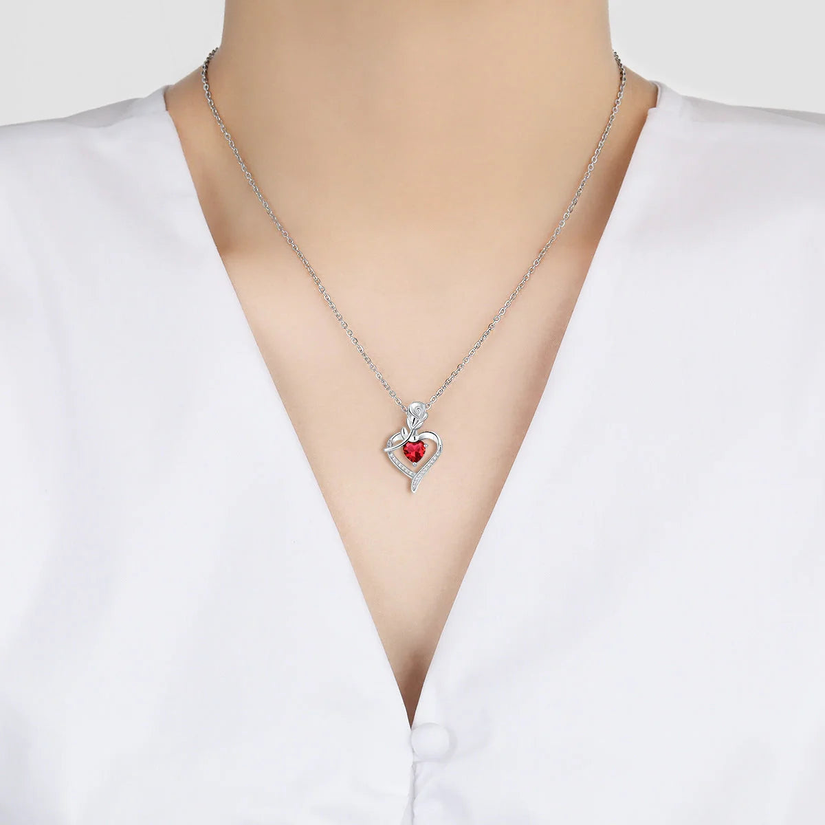 Rose heart-shaped necklace with sparkling rhinestones, a perfect Valentine's Day gift