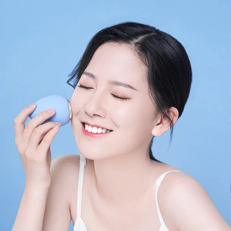 Electronic Cleansing Egg in pink and blue for deep skin cleansing