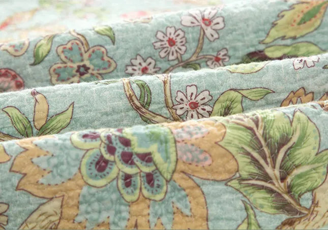 Blue American-style floral quilted cotton bedspread set on a bed, three-piece 230x250cm.