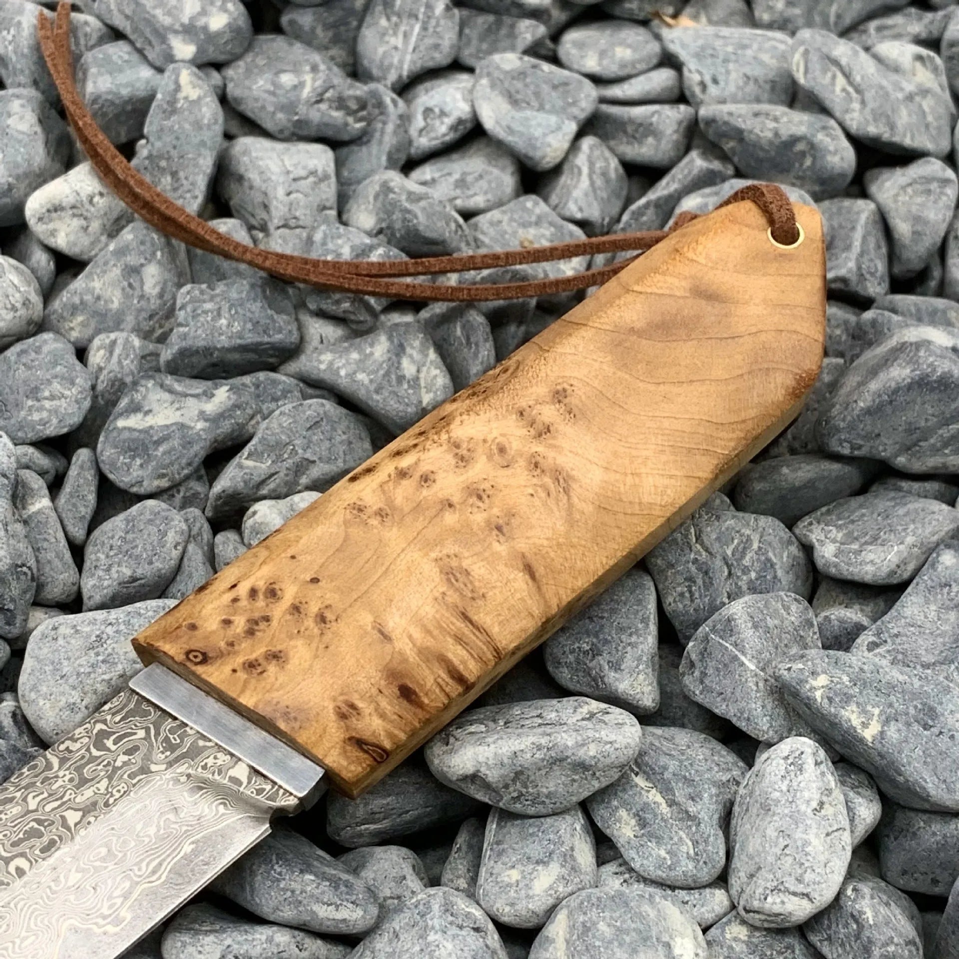 White Shadow short knife with Damascus steel blade and Thuja wood handle measuring 18cm