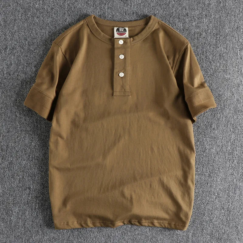 Men's combed cotton Henry collar short sleeve t-shirt in solid colour with cuffed wide-brimmed sleeves, straight fit, retro washed finish