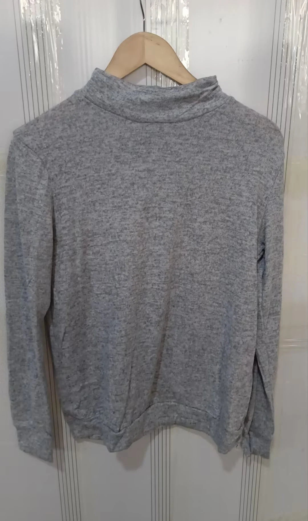 Women's long sleeve pullover sweater in solid colours for autumn and winter wear