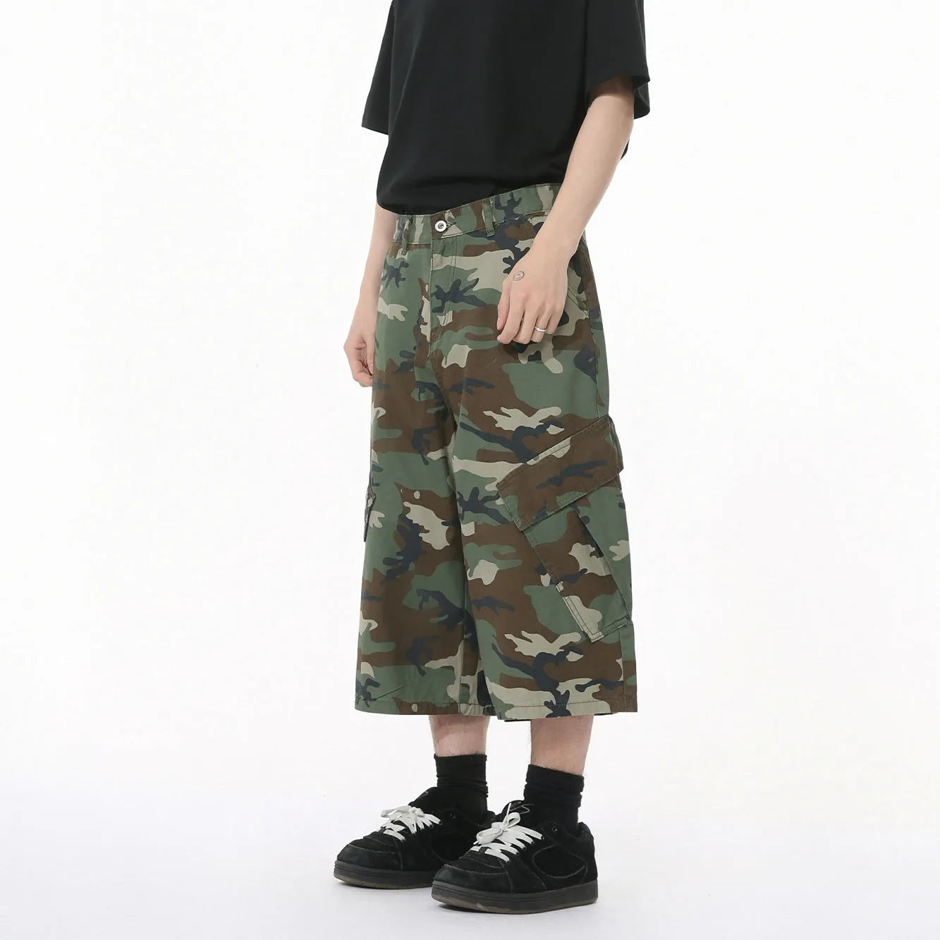 Men's loose fit cropped camouflage jeans with wide legs and side stitching
