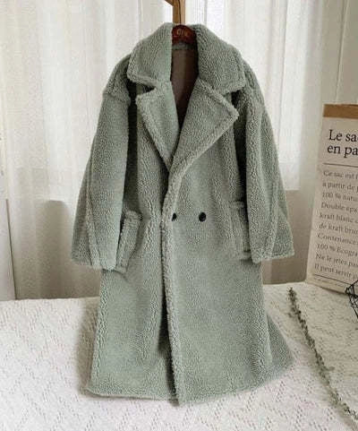 Women's lapel lamb fleece coat with faux fur lining and pockets for winter warmth