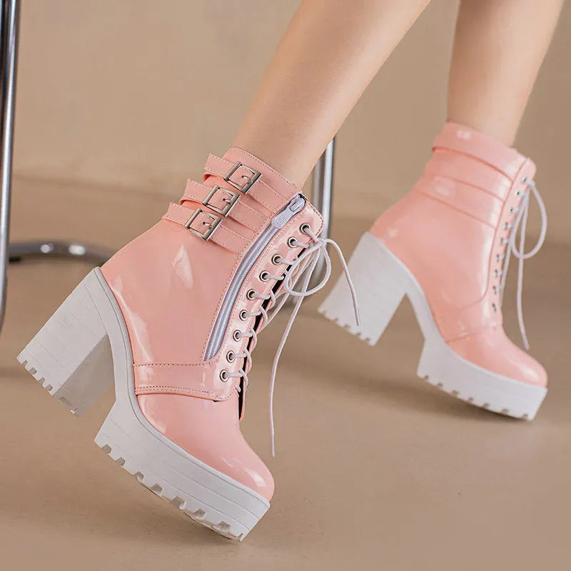 Women's black ankle boots with chunky heel and lace-up front