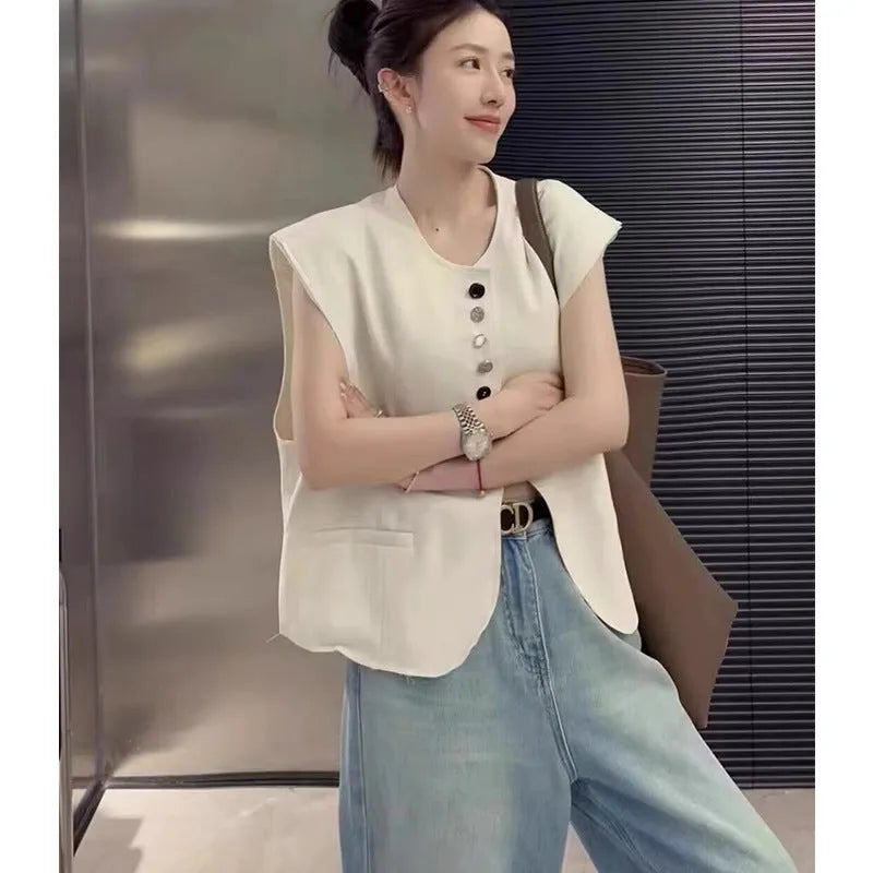 Women's loose sleeveless vest with pockets in milky white polyester fabric