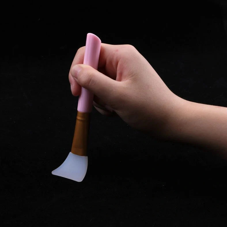 Silicone facial mask brush with 0.5cm bristles and 15cm handle in navy blue colour