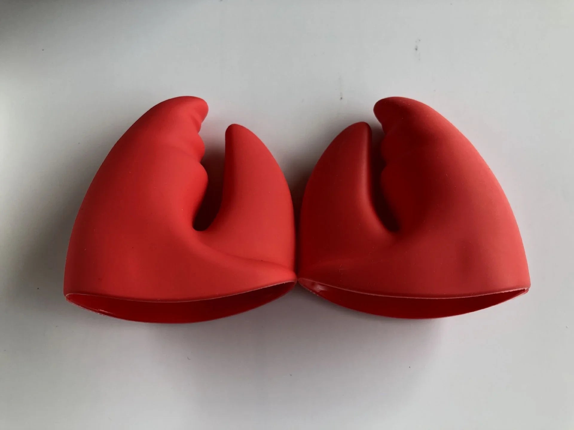 Red silicone kitchen gloves with lobster tong design for heat insulation and anti-scalding