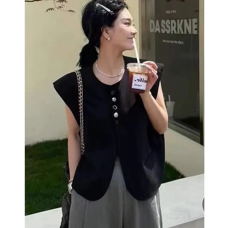 Women's loose sleeveless vest with pockets in milky white polyester fabric