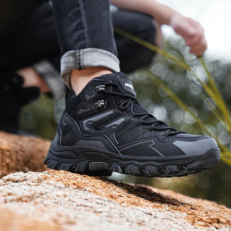 Low-top outdoor hiking shoes with lace-up front in multiple colour options