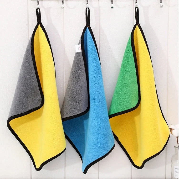 Two-colour double-sided car cleaning towel for scratch-free wash