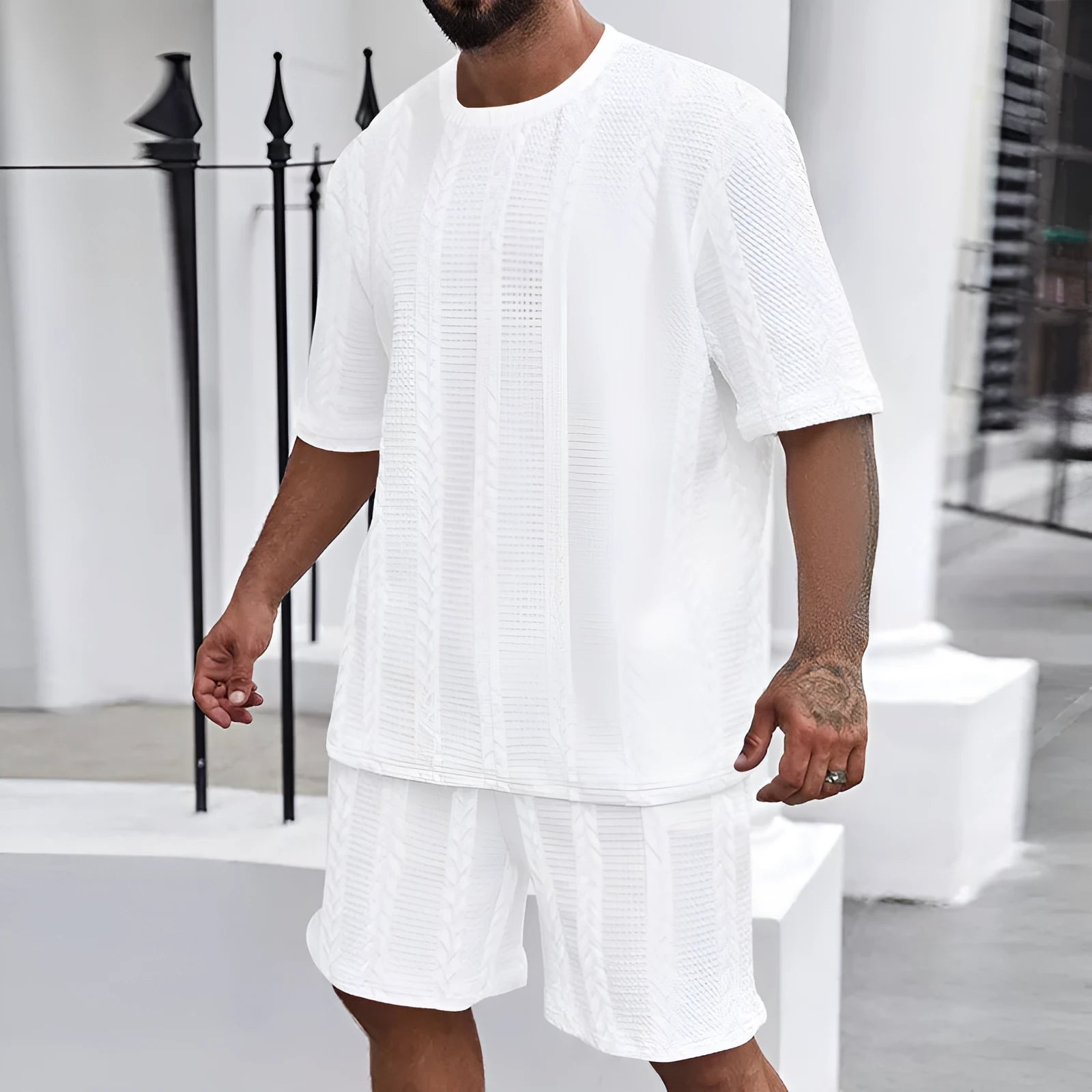 Men's knitted jacquard summer casual set with short-sleeve pullover and matching shorts in solid colour
