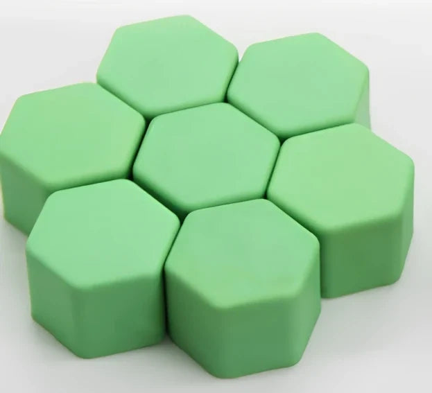 Green silica gel hub screw caps fitting 19mm car wheel bolts, 6.5 x 4 x 1.5 cm size, 20 sets for rust protection