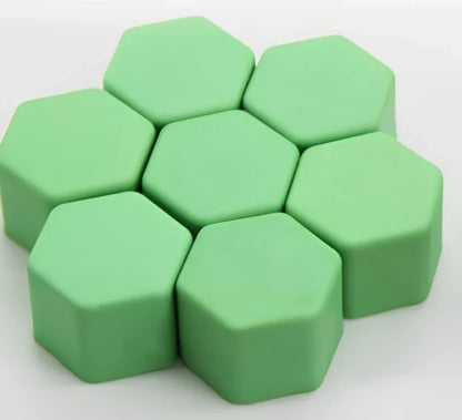 Green silica gel hub screw caps fitting 19mm car wheel bolts, 6.5 x 4 x 1.5 cm size, 20 sets for rust protection