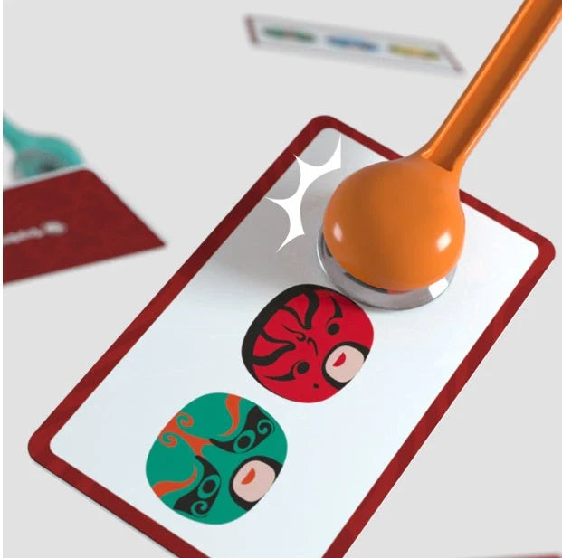 Kids playing Face-changing Find Picture Game, enhancing concentration and logical thinking