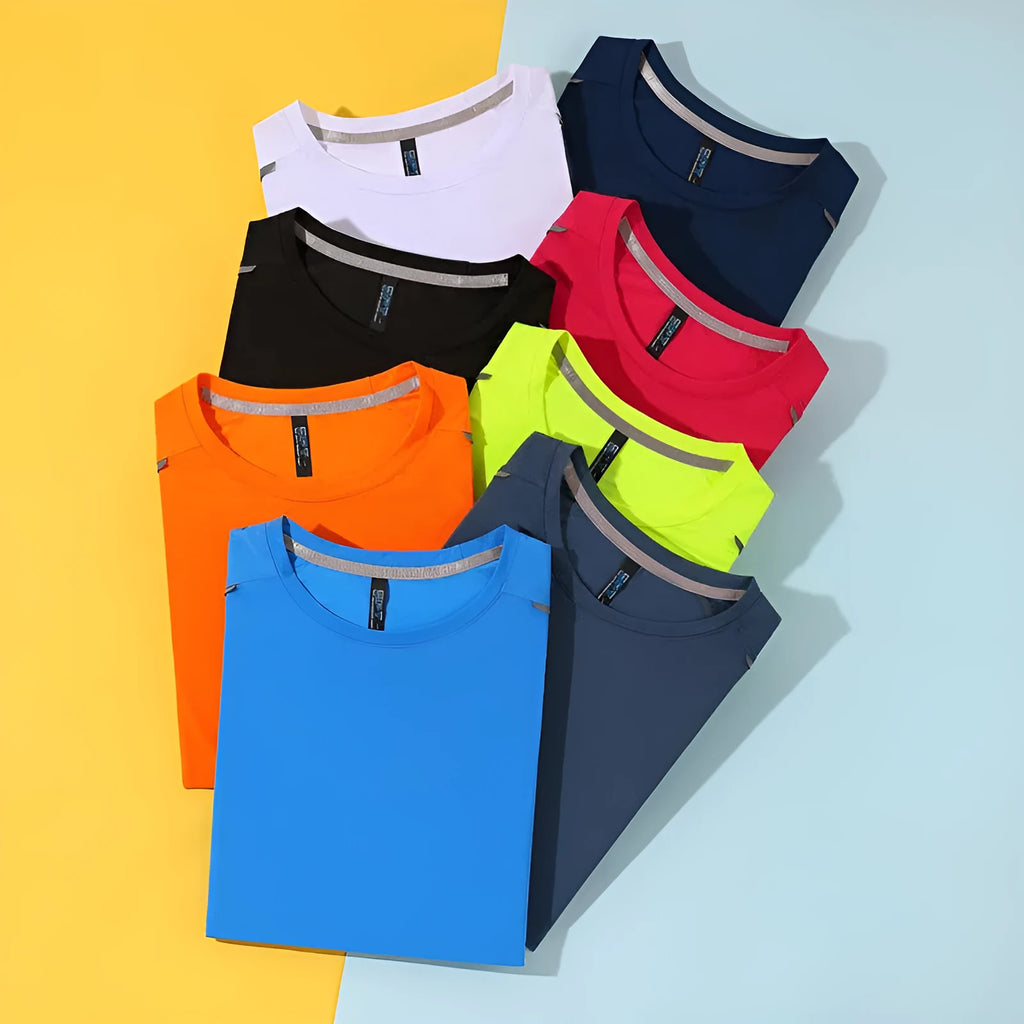 Man wearing a round neck ice silk quick-dry sports T-shirt for marathon running.