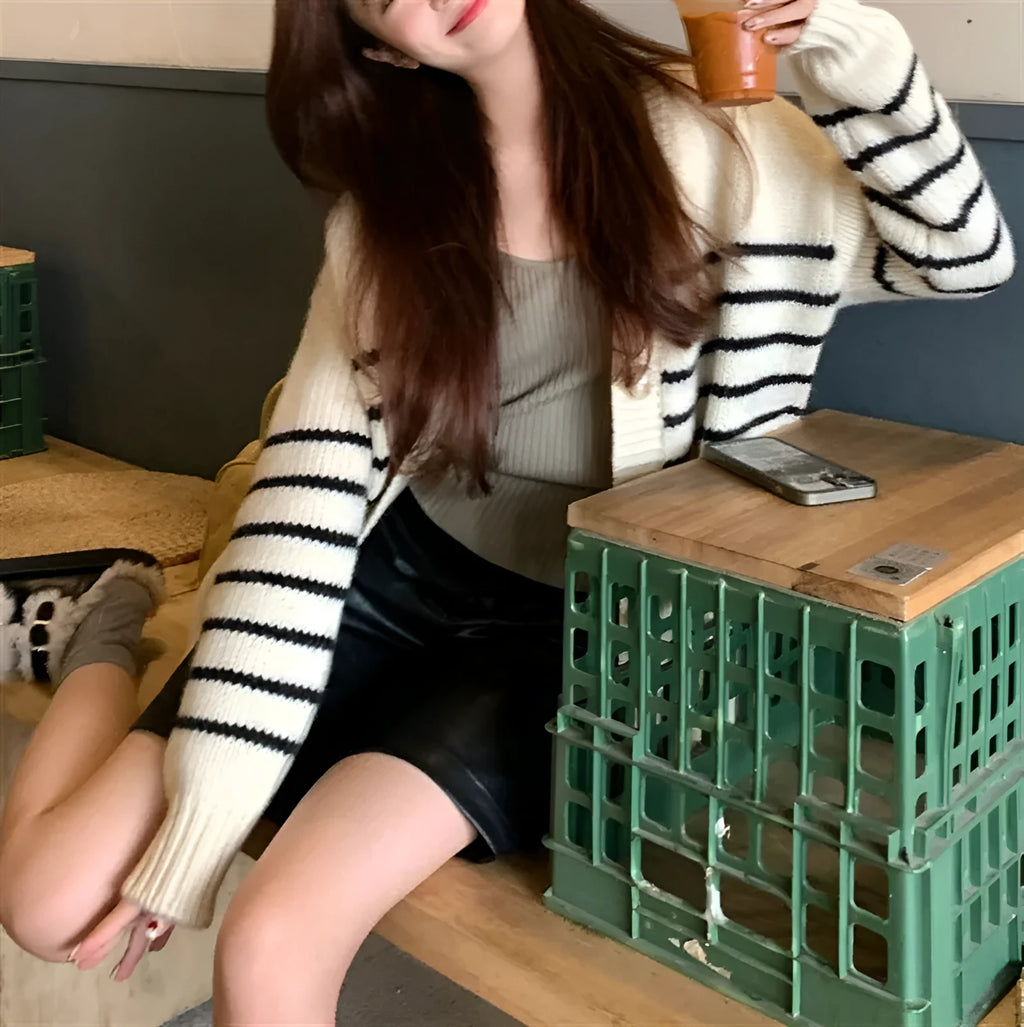Collar button cardigan with 3D pattern in picture colour, free size