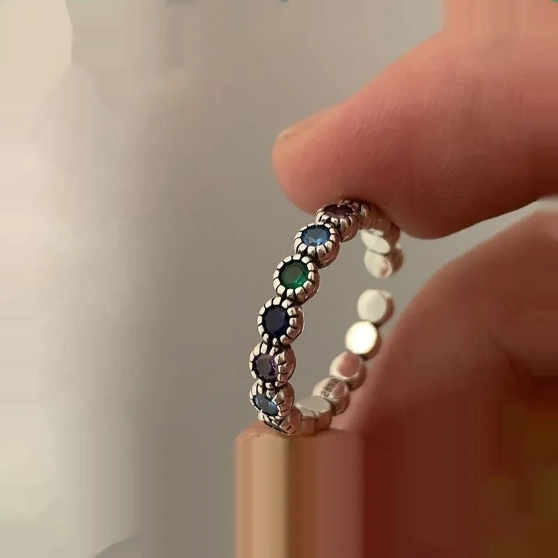Women's adjustable ring with round zircon stone in retro silver colour and geometric design