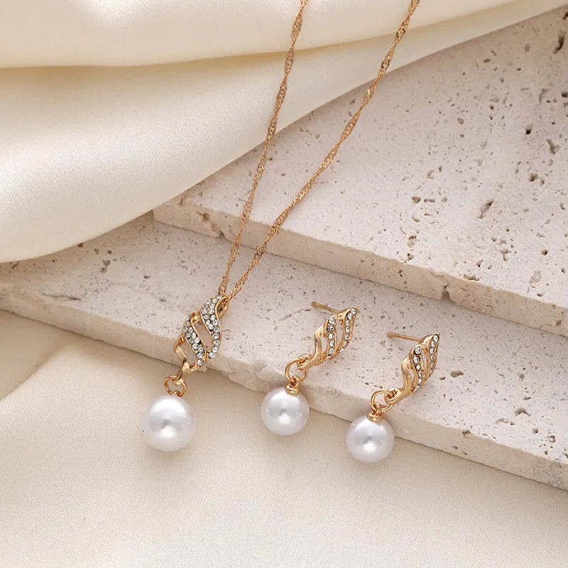 Pearl pendant necklace and earrings set on display: electroplated alloy, hemp flowers chain, silver colour.
