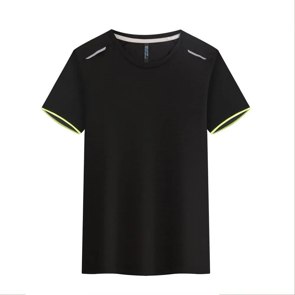 Man wearing a round neck ice silk quick-dry sports T-shirt for marathon running.
