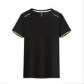 Man wearing a round neck ice silk quick-dry sports T-shirt for marathon running.