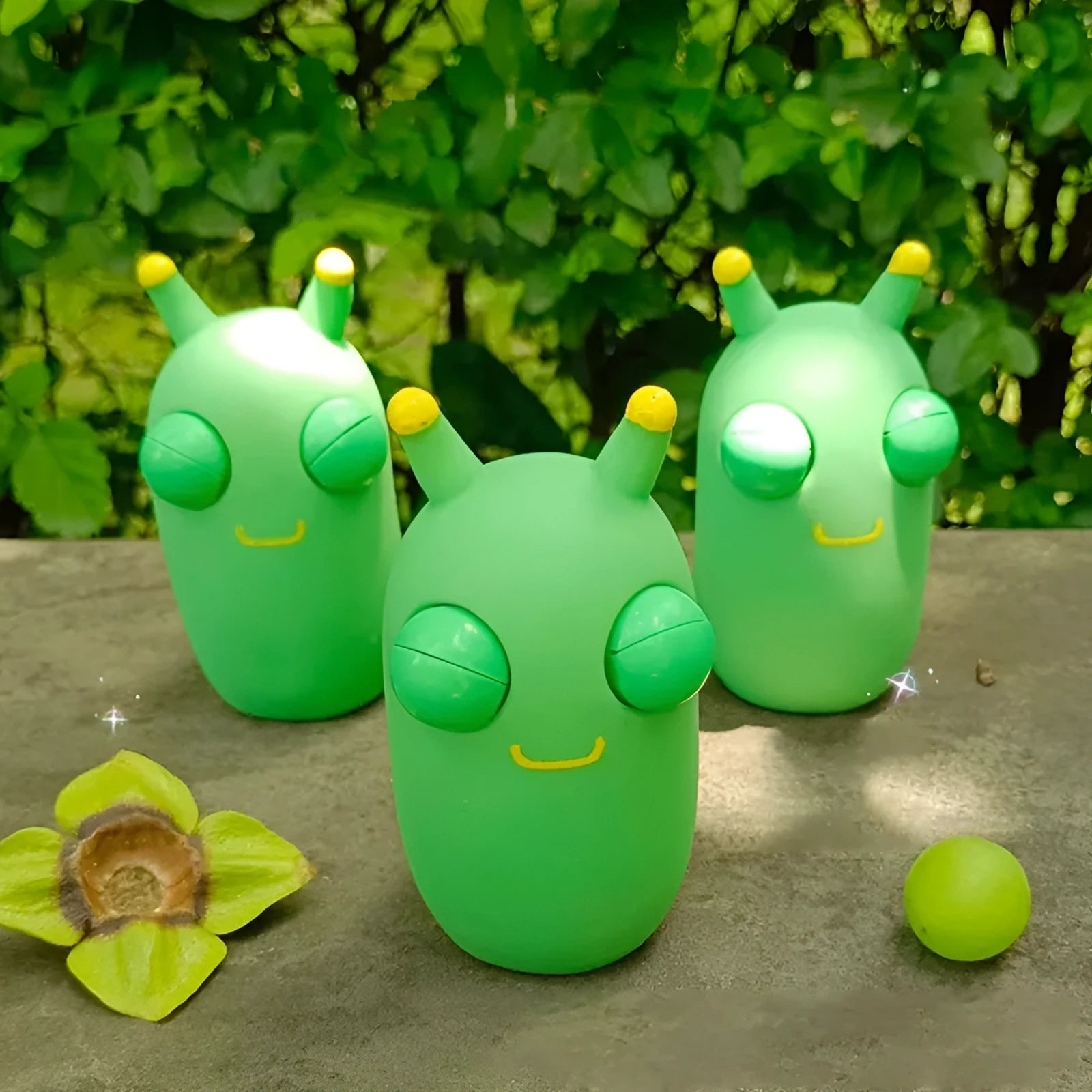 Green caterpillar squeaky toy with eye-popping feature, 8cm long PVC decomposition prank item
