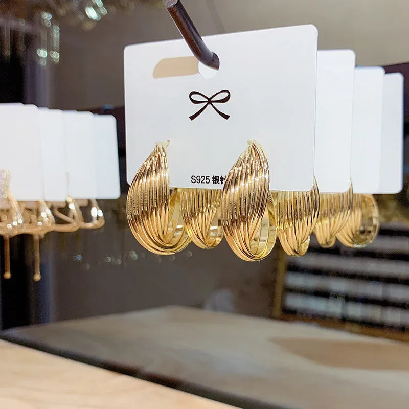 Twisted metal eardrop earring with real gold plating, round geometric shape, gold colour, drop style for women