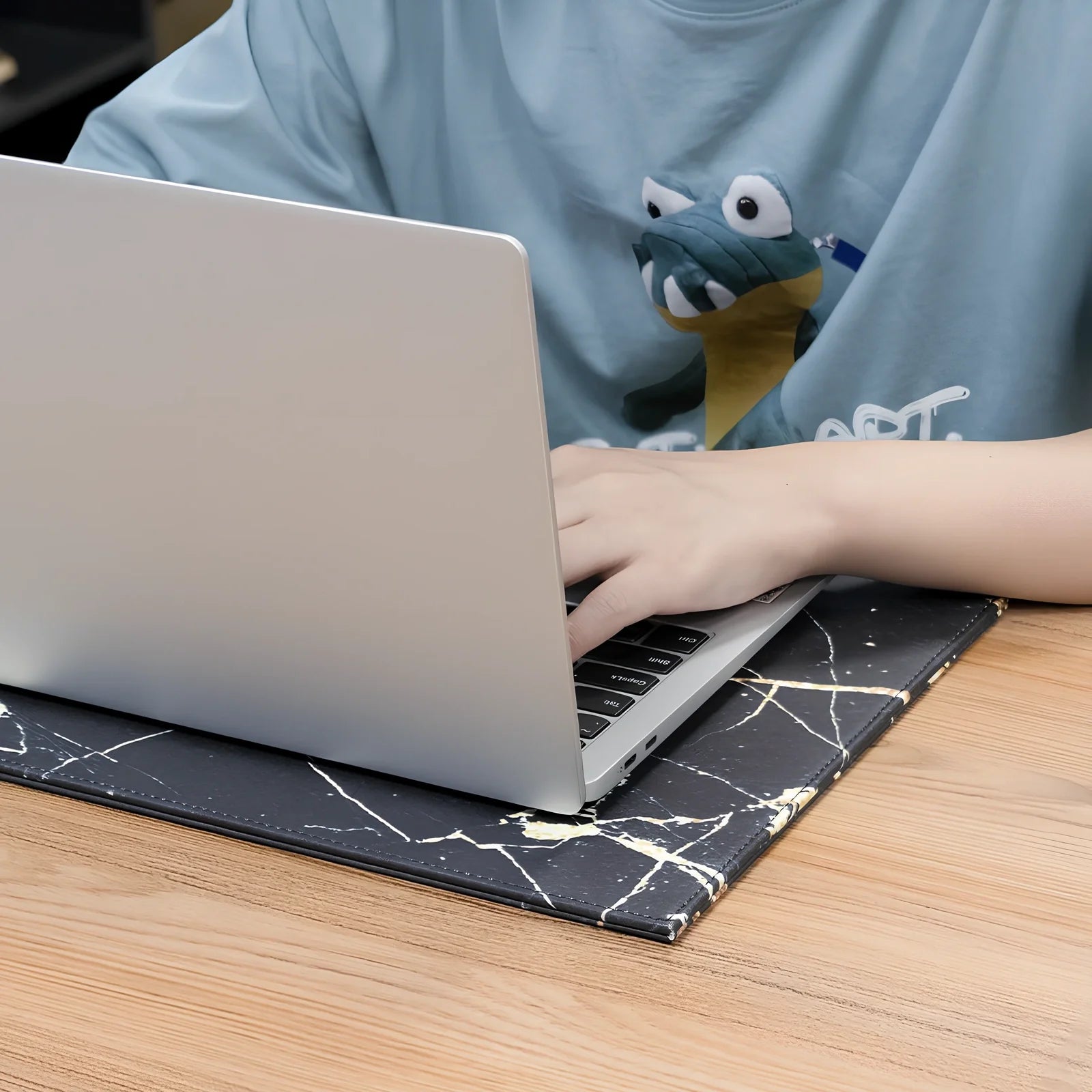 Black anti-radiation tablet pad, 35cm x 25cm with heat-insulating print and straps for 20-33cm devices