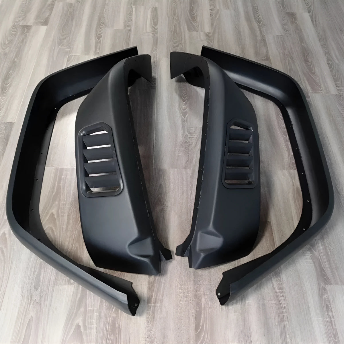 Four black plastic car wheel brow set for automobile wheel arch protection, total weight 2100g