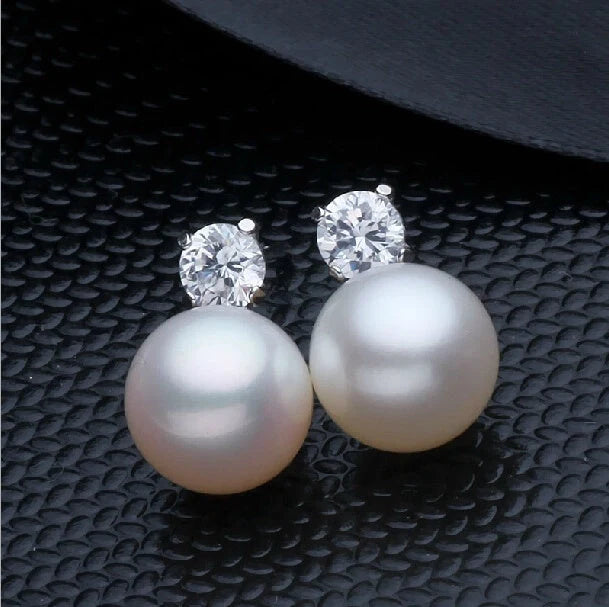 Round pearl stud earrings in silver with 8-9mm pearls, elegant and timeless