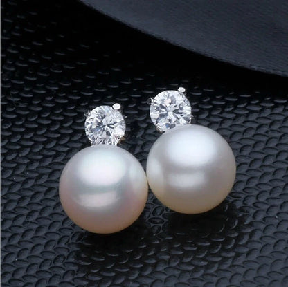 Round pearl stud earrings in silver with 8-9mm pearls, elegant and timeless