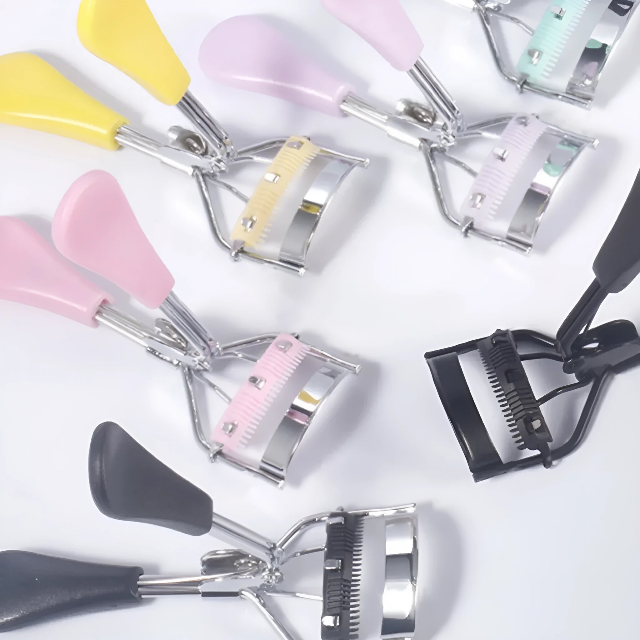 A4 manual eyelash curler with comb in black ribbon finish, carbon steel and ABS construction.