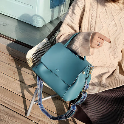 Atmospheric fashion handbag in beige PU fabric, 25cm height with structured design and colour options