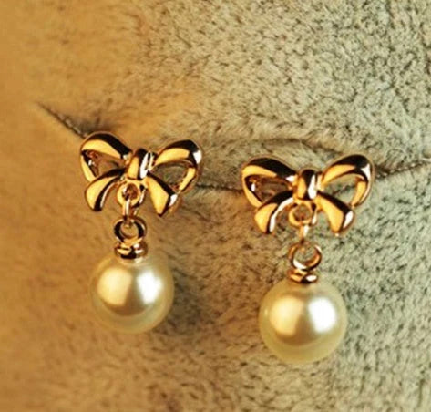 Hypoallergenic heart-shaped zircon and bow pearl earrings for women, ideal for sensitive ears.