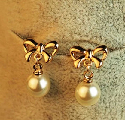 Hypoallergenic heart-shaped zircon and bow pearl earrings for women, ideal for sensitive ears.