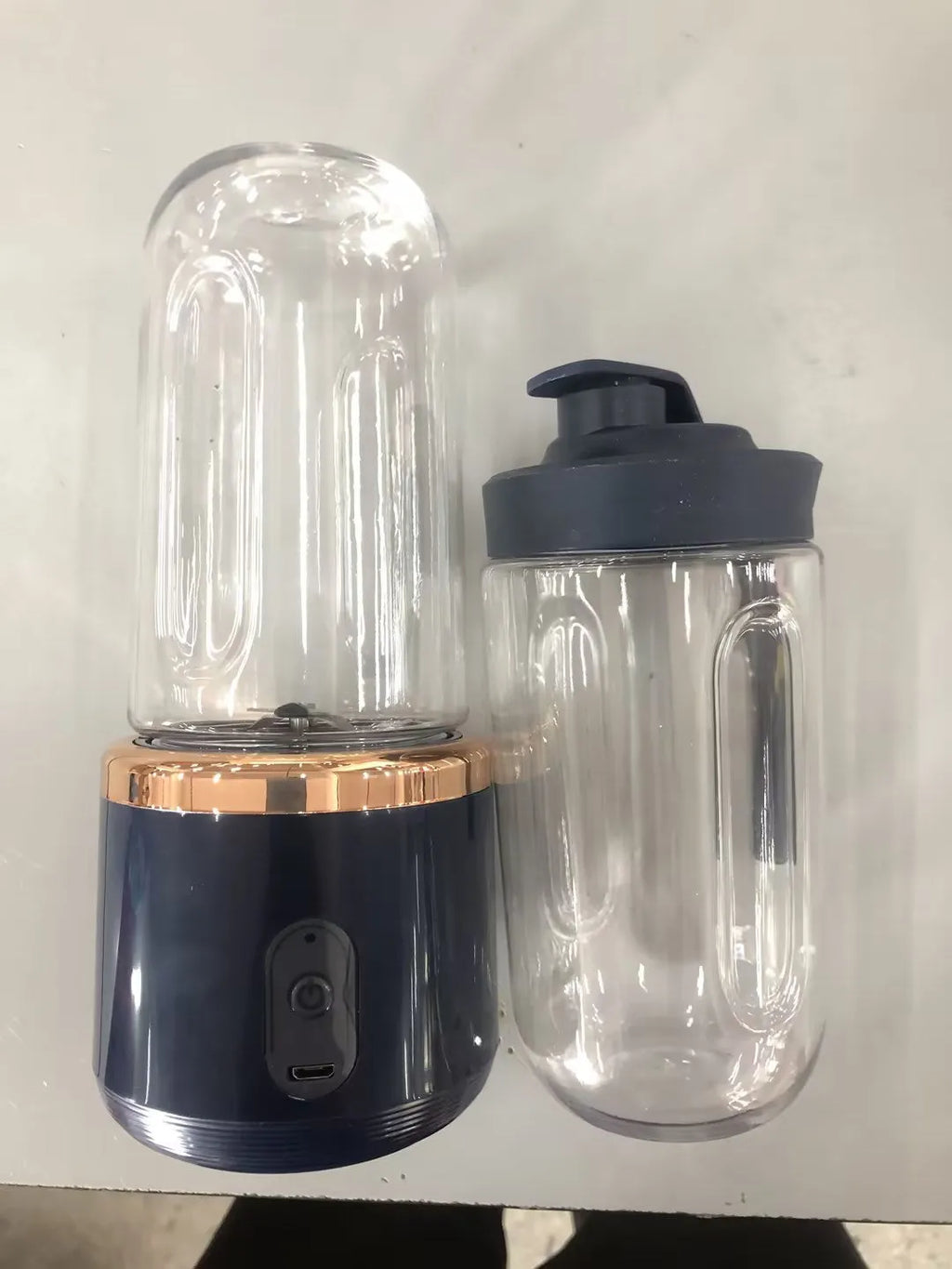 Tunisian dark blue portable blender and juicer with six blades, USB cable, and 400ml cup.