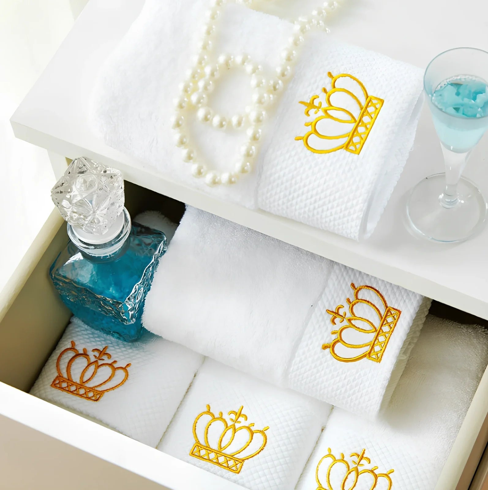 Large 70x140cm cotton bath towel with custom embroidery for hotel sauna use, 100% cotton absorbency