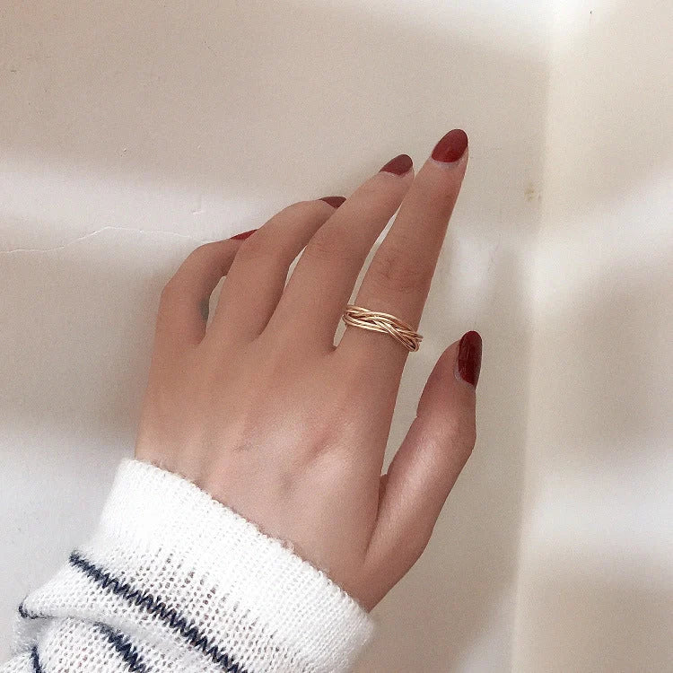 Adjustable twist metal ring in gold with vintage geometric design