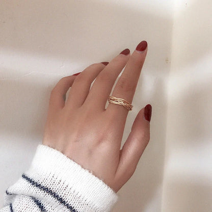 Adjustable twist metal ring in gold with vintage geometric design
