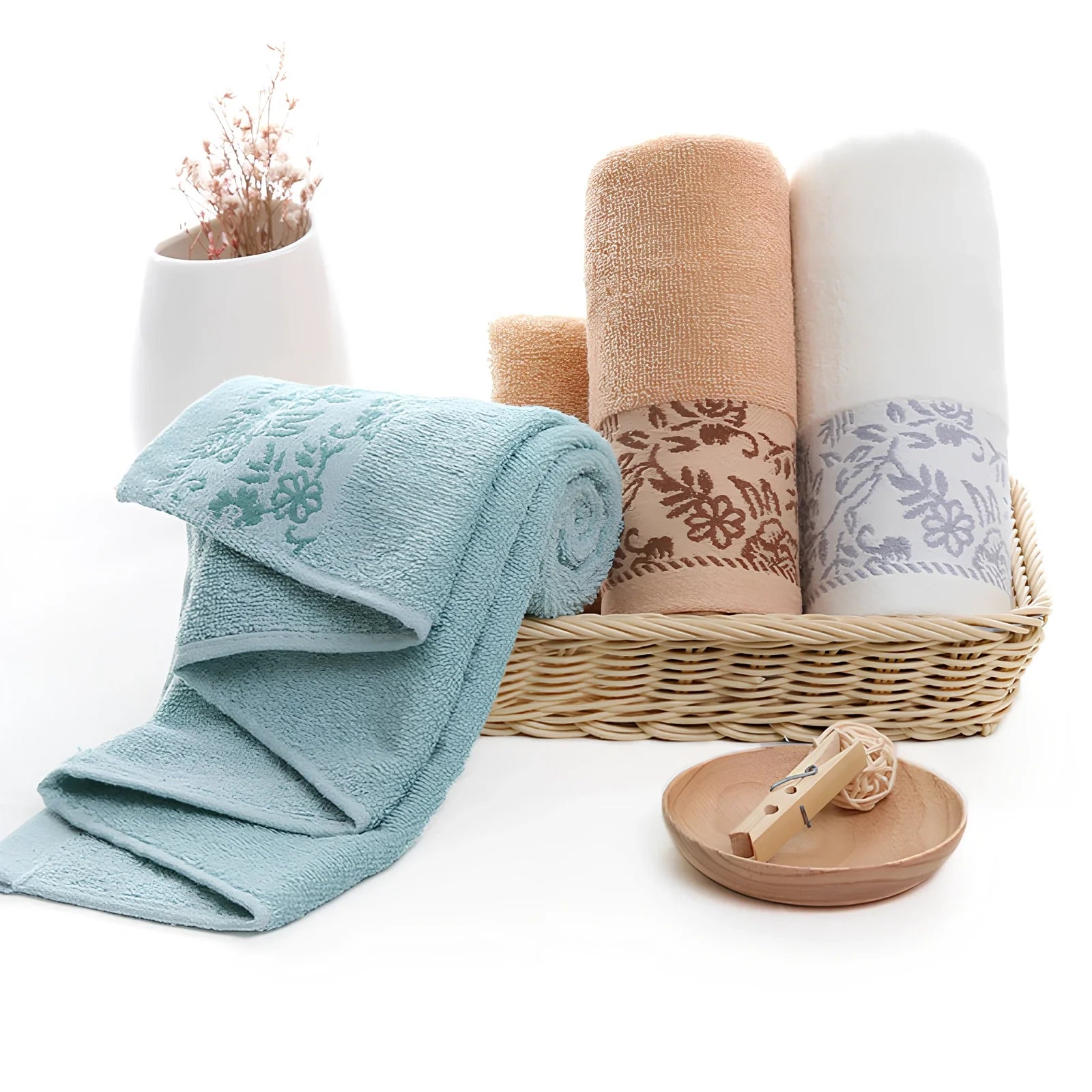 Creamy white wisteria flower jacquard cotton towel, 32 ply absorbent, 34x73cm dimensions