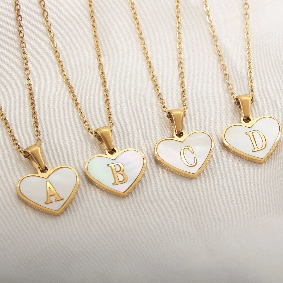 Personalized 26-letter heart-shaped necklace made of stainless steel and white shell