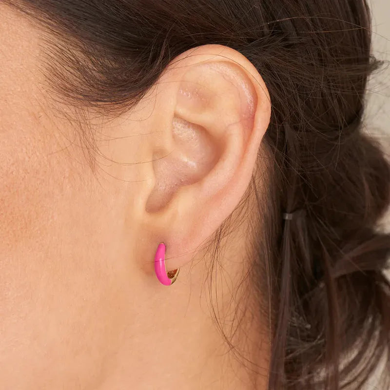 A pair of oval curved geometric epoxy earrings with a dripped oil finish in a choice of colours.