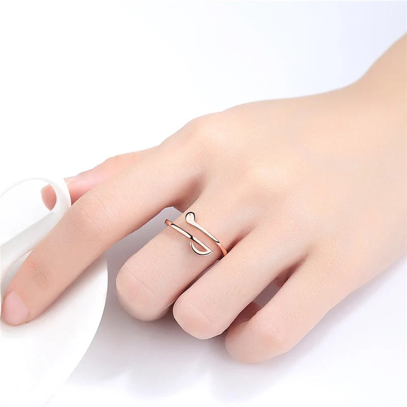 Adjustable music ring in geometric design, available in silver and rose gold.