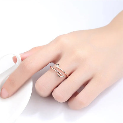 Adjustable music ring in geometric design, available in silver and rose gold.