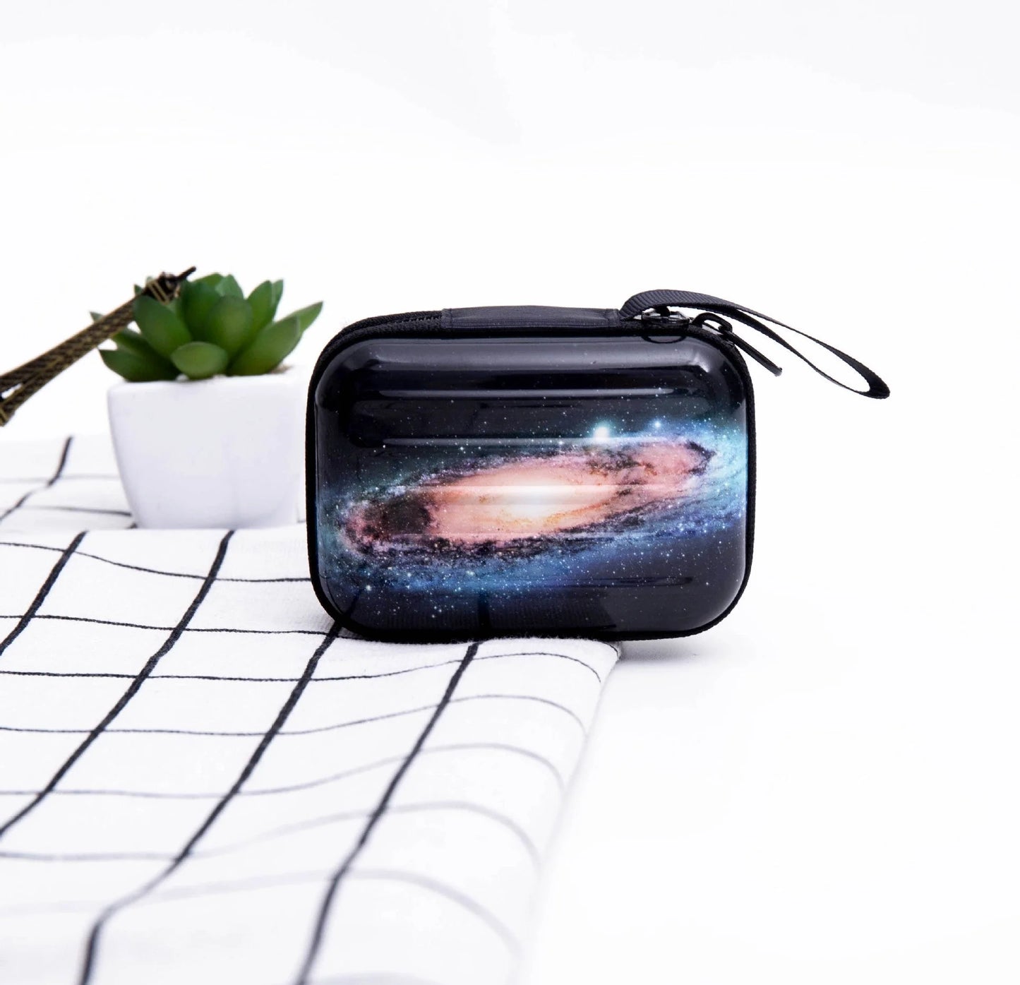 Tinplate coin purse with anime cartoon design and zipper opening