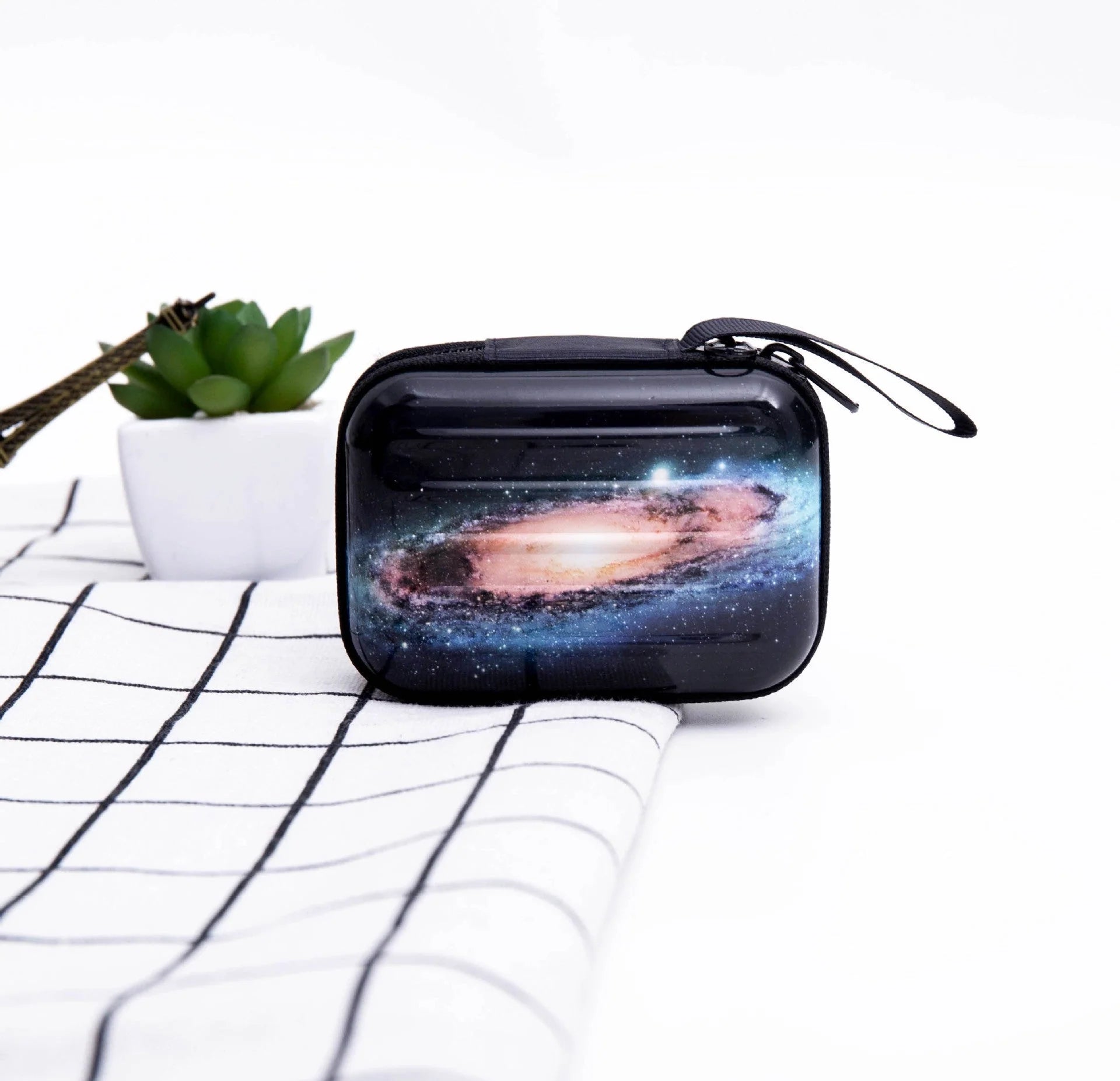 Tinplate coin purse with anime cartoon design and zipper opening